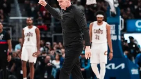 “火箭对猛龙激战幕后揭秘：裁判误判泰特犯规，猛龙错失反攻良机陷入困境”